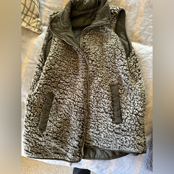 Reversible green vest one side is furry soft. Size small, great condition - Picture 2 of 2
